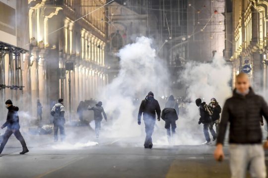 Οι κοινωνίες αντιδρούν στην έλλειψη σχεδίου