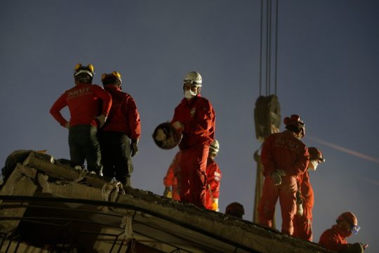 Τουρκία: Αγωνία στα συντρίμμια, ενώ ο αριθμός των θυμάτων αυξάνεται