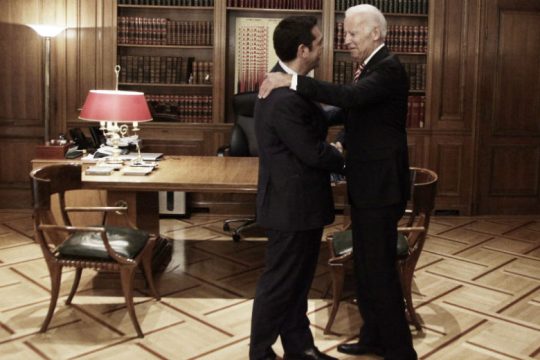 Συγχαίρει τον Τζο Μπάιντεν η ελληνική αντιπολίτευση