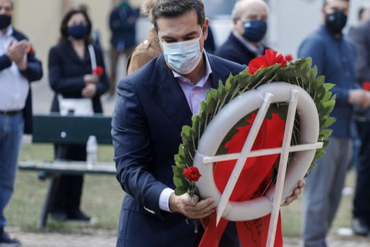 Με σθένος, γαρίφαλα και αποστάσεις