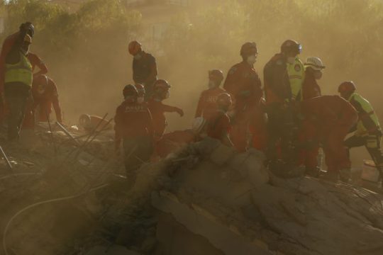 Χαμόγελα στα ερείπια της Σμύρνης, παρά τον τραγικό απολογισμό