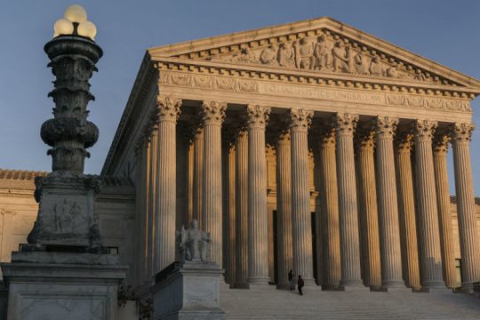 ΗΠΑ: Το Ανώτατο Δικαστήριο δικαίωσε εκκλησίες κατά των μέτρων για τον Covid-19