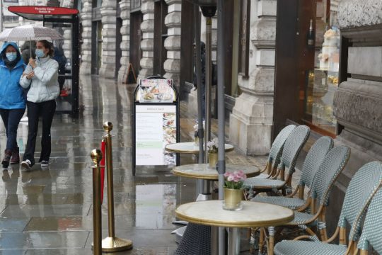 Βρετανία: «Παράθυρο» για πάνω από μήνα εθνικό lockdown