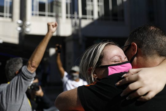 Στους δρόμους για τη νίκη του Μπάιντεν