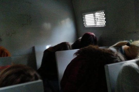 Καταγγελία στην efsyn.gr: Τυφλές προσαγωγές, τσουβάλιασμα χωρίς μέτρα προστασίας και χωρίς νερό
