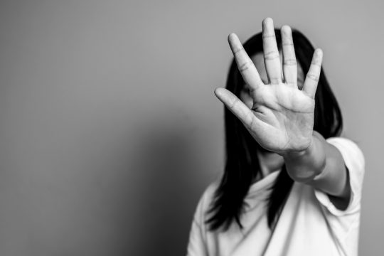 Χιλιάδες γυναίκες εγκλωβισμένες στη βία εν μέσω καραντίνας
