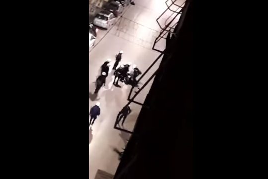 Πάτρα: Βίντεο και καταγγελία του θύματος για νέο ρεσιτάλ αστυνομικής βίας 