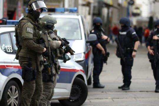 Ίσως ένας ο δράστης της επίθεσης στη Βιέννη – Ο ISIS φέρεται να ανέλαβε την ευθύνη