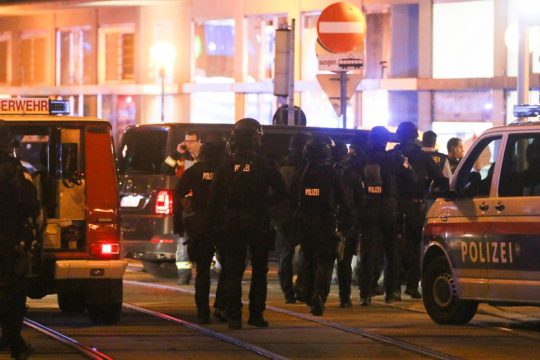 Πολύνεκρη τρομοκρατική επίθεση στη Βιέννη