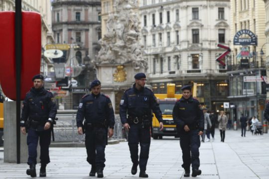 Από το εξτρεμιστικό περιβάλλον οι συλληφθέντες για την επίθεση στη Βιέννη