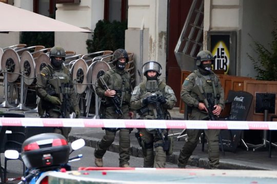 Ενας δράστης, τέσσερα θύματα, πολλά ερωτήματα