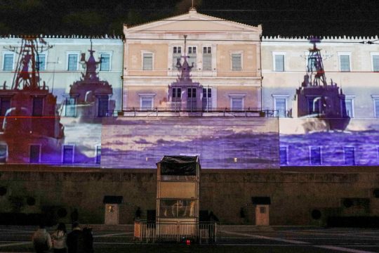 Αντιπαράθεση Βαρουφάκη – Τασούλα για τα «τανκς» στην πρόσοψη της Βουλής