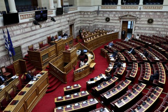 Ομοφωνία στη Βουλή για τις αυστηρότερες ποινές στους βασανιστές ζώων