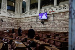 Κυβέρνηση και αντιπολίτευση μπροστά στο β’ κύμα