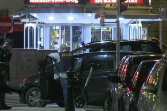 Τρομοκρατική επίθεση στην καρδιά της Βιέννης