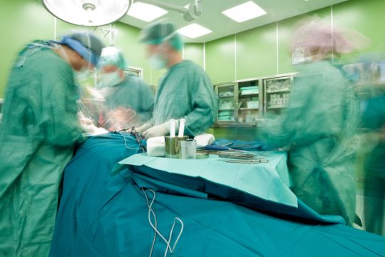 Πυρά από γιατρούς και αντιπολίτευση για την αναστολή των χειρουργείων