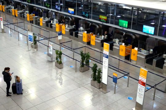 Επιχείρηση «σώστε τα Χριστούγεννα», ενώ ο ΠΟΥ προειδοποιεί για τρίτο κύμα