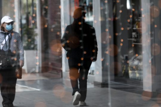 «Σφιχτό» το άνοιγμα για τα Χριστούγεννα