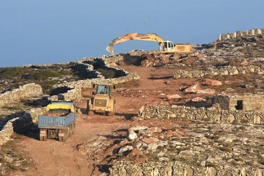 Παραλογισμός, καταστολή και πρόστιμα για τα αιολικά στην Ανδρο