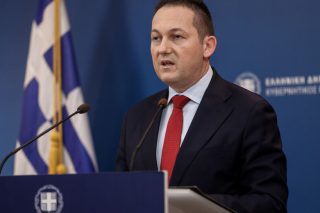 Η δικαιολογία Πέτσα χειρότερη από το ατόπημα Μητσοτάκη στην Πάρνηθα