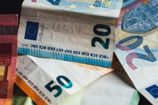 Στο βά(ρα)θρο οι χαμηλόμισθοι