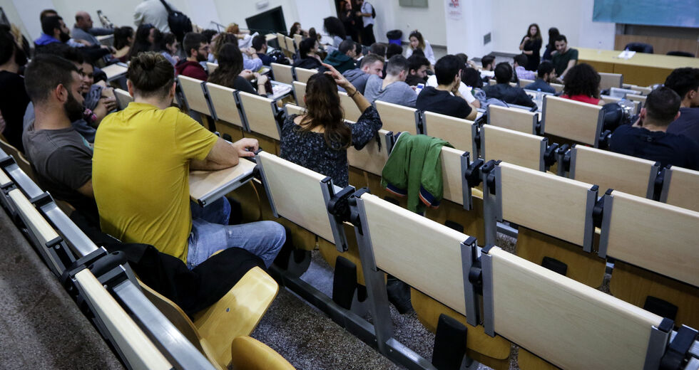 Να χρεωθούν δάνεια για να σπουδάσουν προτείνει η Έκθεση Πισσαρίδη