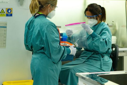 Αυξάνει τώρα τις παραγγελίες για να ξεκινήσει… χθες τους εμβολιασμούς