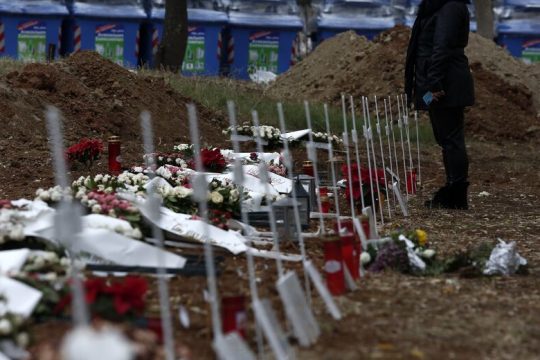 Κρύος ιδρώτας για την κυβέρνηση που ποντάρει τα πάντα στο εμβόλιο
