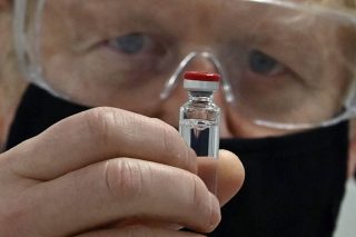 Παγκόσμια πρωτιά σε εμβόλιο και… βιασύνη