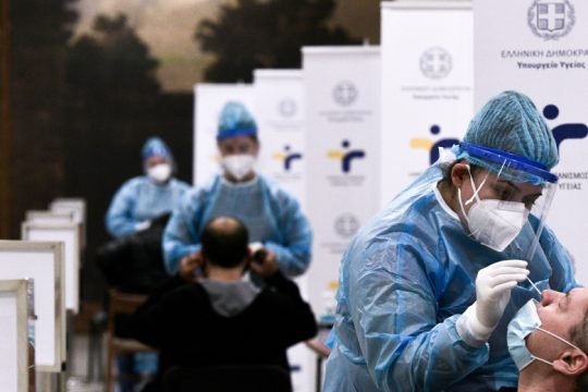 Στην επίθεση ο ΣΥΡΙΖΑ για τα μαζικά τεστ για.. τυχερούς