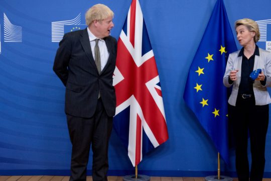 Παραμένει ορθάνοιχτο το χάσμα του Brexit