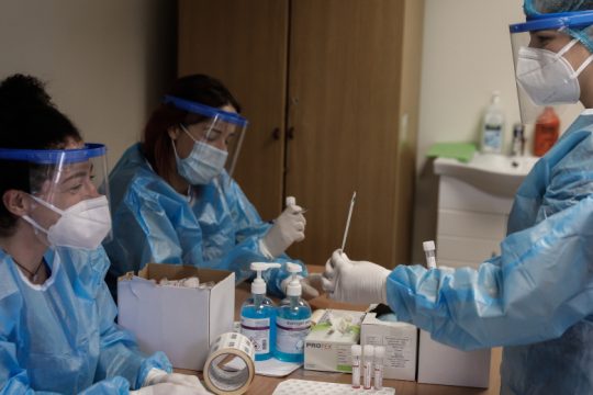 Με 932 νέα κρούσματα, 438 διασωληνωμένους και ακόμη 50 νεκρούς φεύγει το 2020