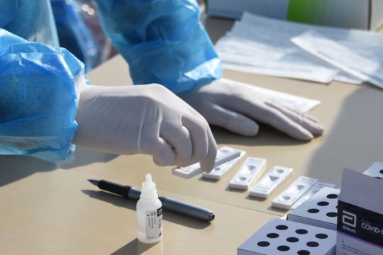 Στήνουν μονοπώλιο εκατομμυρίων με τα rapid tests