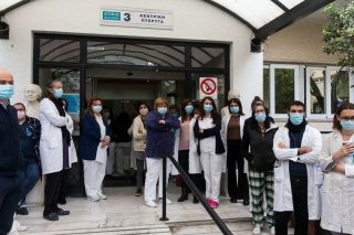Κατηγορούν γιατρούς που νόσησαν από κορονοϊό!