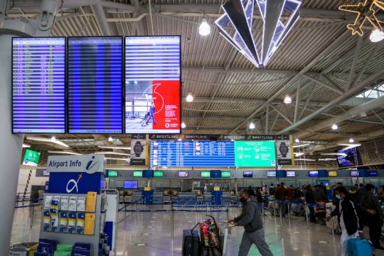Από Χριστούγεννα τελικά η 10ήμερη καραντίνα για ταξιδιώτες από Βρετανία