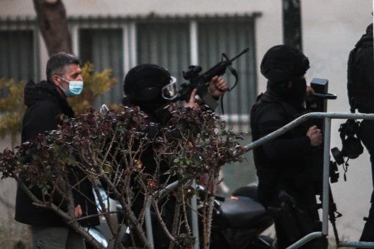 Αναζητείται ο άνδρας που είχε ταμπουρωθεί σε διαμέρισμα στην Αγία Βαρβάρα