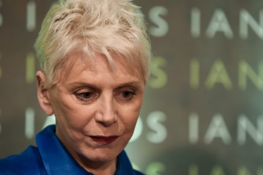 Λογόκριναν την Έλενα Ακρίτα στα «ΝΕΑ» για το σπίτι του Τσίπρα