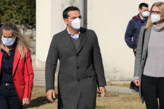 Ηθική και υλική στήριξη στην «πρώτη γραμμή» ζήτησε ο Αλ. Τσίπρας