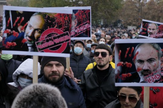 Χιλιάδες Αρμένιοι στους δρόμους δίνουν τελεσίγραφο παραίτησης στον πρωθυπουργό