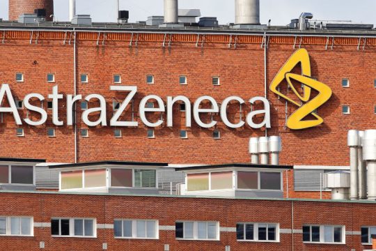 Σε ανοσία τουλάχιστον 12 μηνών ελπίζει η AstraZeneca
