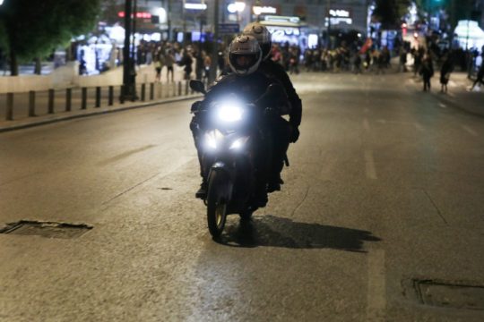Ένταση στο ΑΤ Κολωνού μεταξύ αστυνομικών και αντιεξουσιαστών