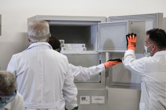 Εκκίνηση για την επιχείρηση «Ελευθερία», στην Αθήνα τα πρώτα εμβόλια