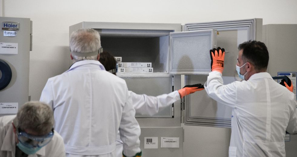 Εκκίνηση για την επιχείρηση «Ελευθερία», στην Αθήνα τα πρώτα εμβόλια