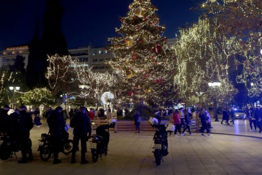 Αυξημένη κίνηση στο κέντρο της Αθήνας, υπό το βλέμμα της αστυνομίας