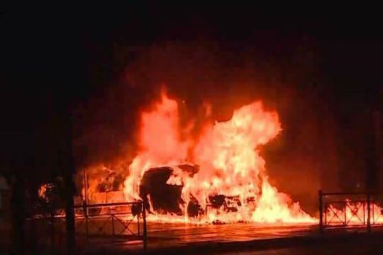 Κουκάκι: Αυτοκίνητο τυλίχθηκε στις φλόγες και εξερράγη