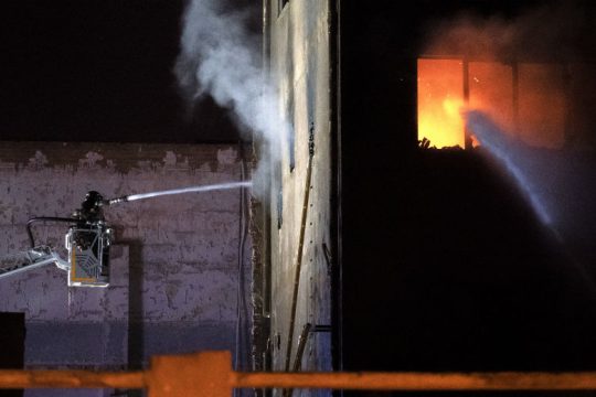 Φονική πυρκαγιά σε εργοστάσιο όπου ζούσαν πρόσφυγες στην Καταλονία