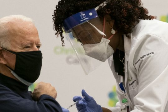 Ο Μπάιντεν έκανε το εμβόλιο των Pfizer-BioNTech μπροστά στις κάμερες