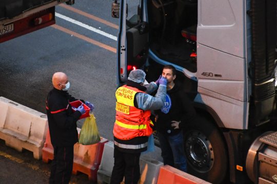 Περαιτέρω στρατός στο Ντόβερ για να ξεμπλοκάρουν οι ουρές των φορτηγών