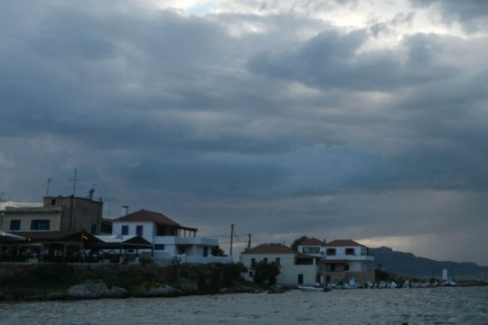 Βροχές, θυελλώδεις άνεμοι και χιόνια στα ορεινά