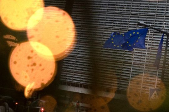 Reuters: Η Ε.Ε. ετοιμάζεται για εφαρμογή εμπορικής συμφωνίας με το Λονδίνο